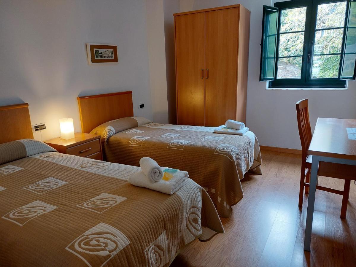 Hospederia Externa Del Monasterio Hotel Samos Bagian luar foto