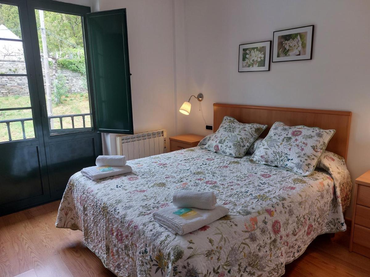Hospederia Externa Del Monasterio Hotel Samos Bagian luar foto