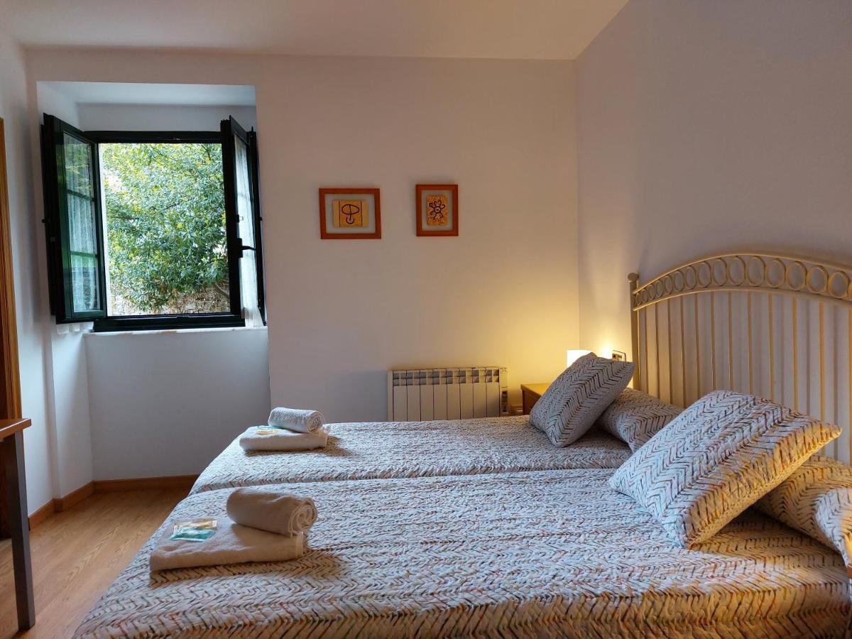 Hospederia Externa Del Monasterio Hotel Samos Bagian luar foto